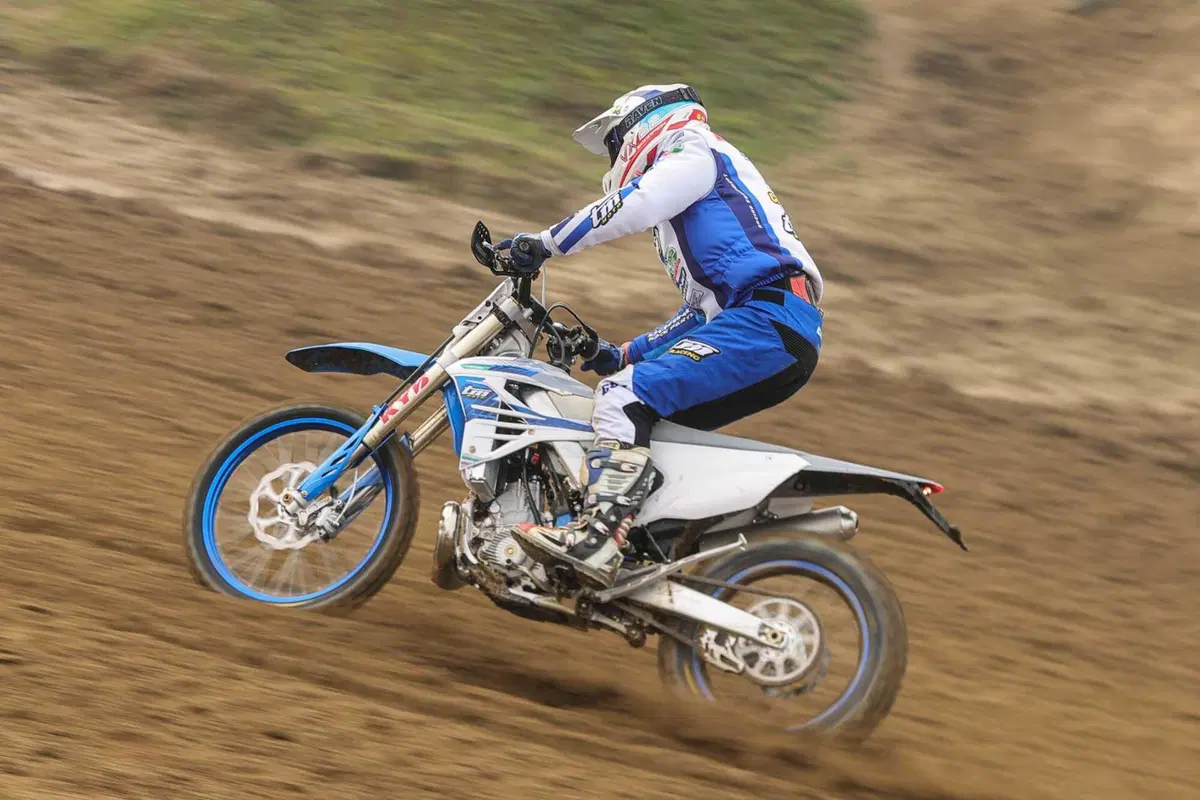 Moto a 2 o 4 TEMPI per fare ENDURO? PROVA TM 300 2T e 450 4T in pista e nel bosco. Quante SORPRESE [VIDEO E GALLERY] (53)