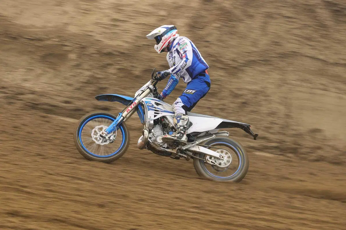 Moto a 2 o 4 TEMPI per fare ENDURO? PROVA TM 300 2T e 450 4T in pista e nel bosco. Quante SORPRESE [VIDEO E GALLERY] (56)