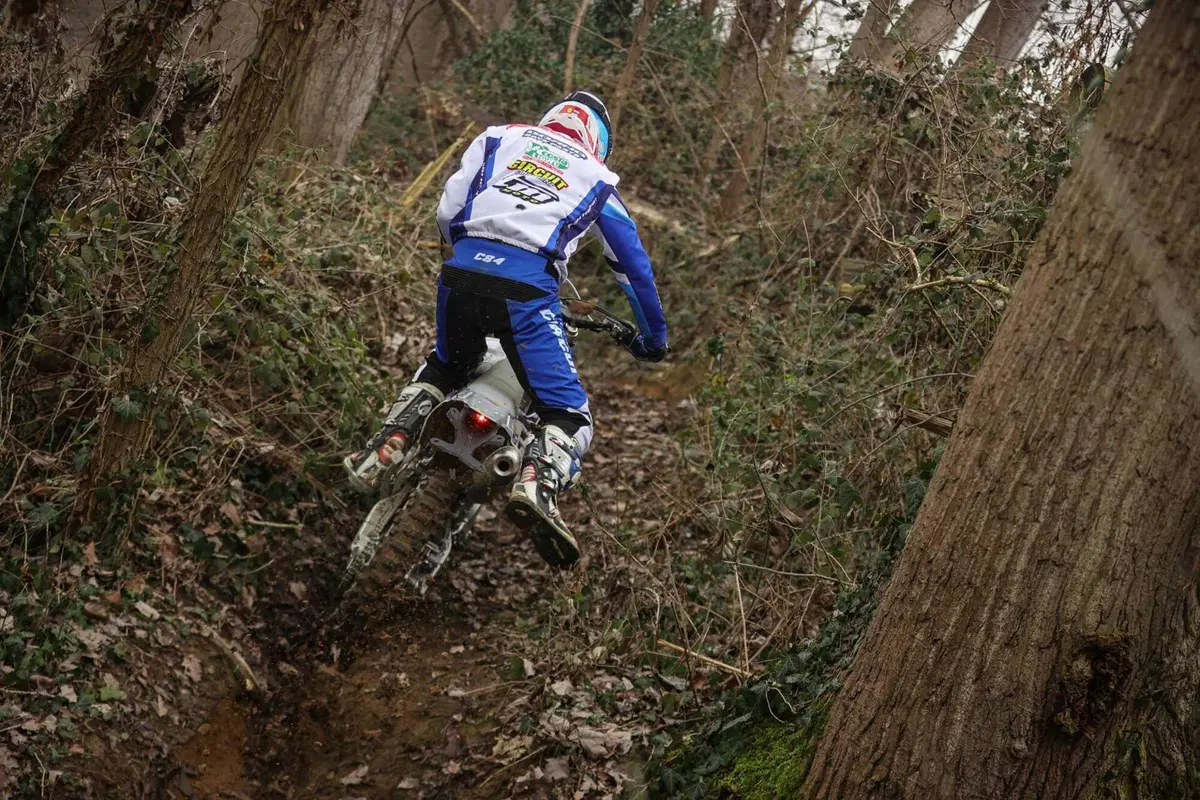 Moto a 2 o 4 TEMPI per fare ENDURO? PROVA TM 300 2T e 450 4T in pista e nel bosco. Quante SORPRESE [VIDEO E GALLERY] (65)