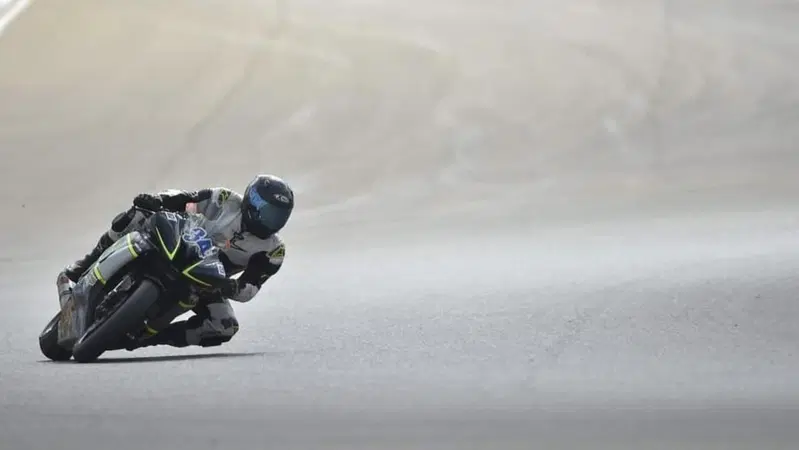 Tragico incidente in pista a Valencia: muore il pilota italiano Andrea Bergamelli