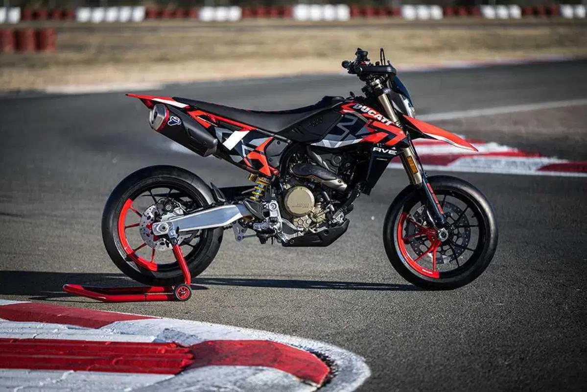 Ducati Hypermotard 698 Mono:  (2)