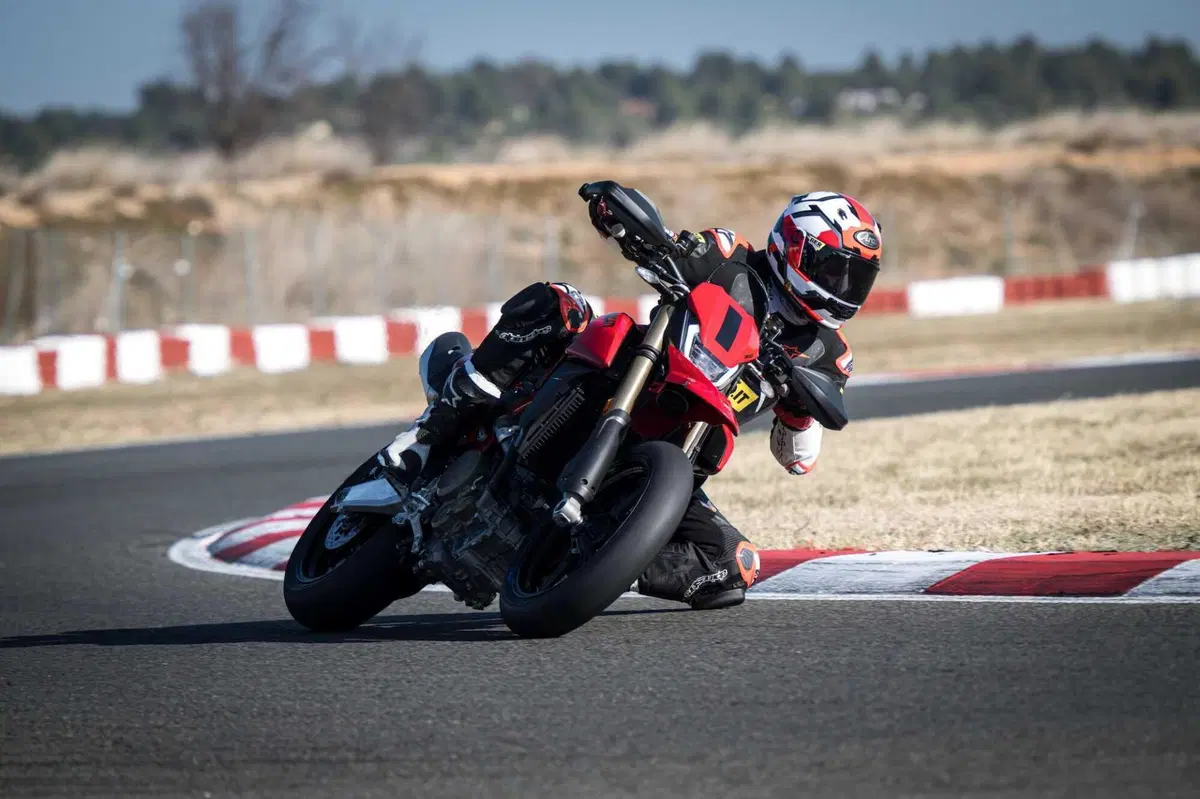 Ducati Hypermotard 698 Mono:  (2)