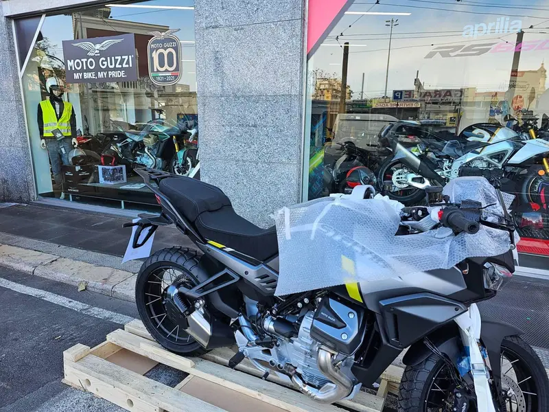 Moto Guzzi Stelvio (2024 - 26) (4)