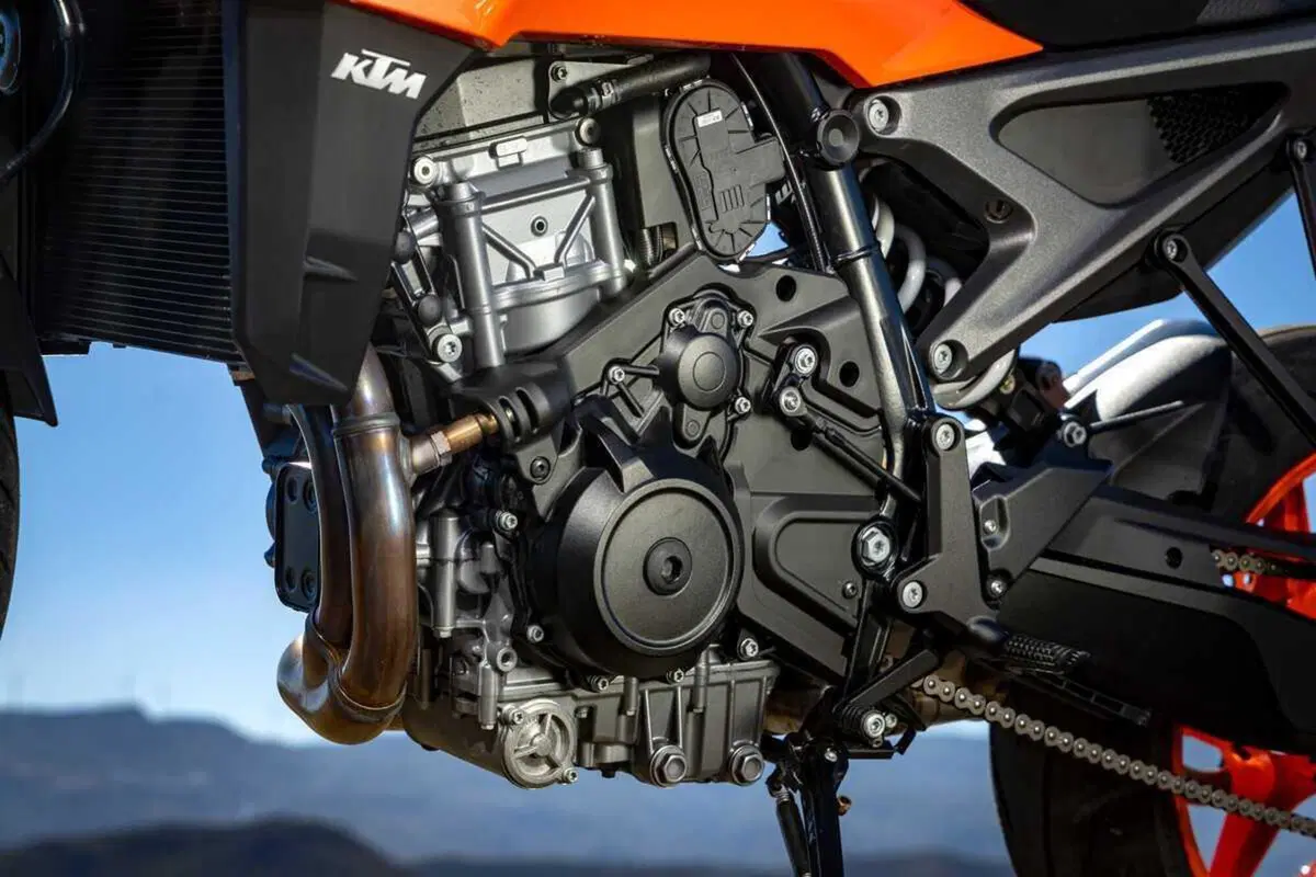 KTM DUKE 990 e DUKE 1390: THE BEAST : The Sniper and The Beast (4)