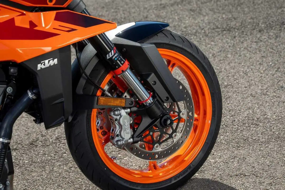 KTM DUKE 990 e DUKE 1390: THE BEAST : The Sniper and The Beast (7)