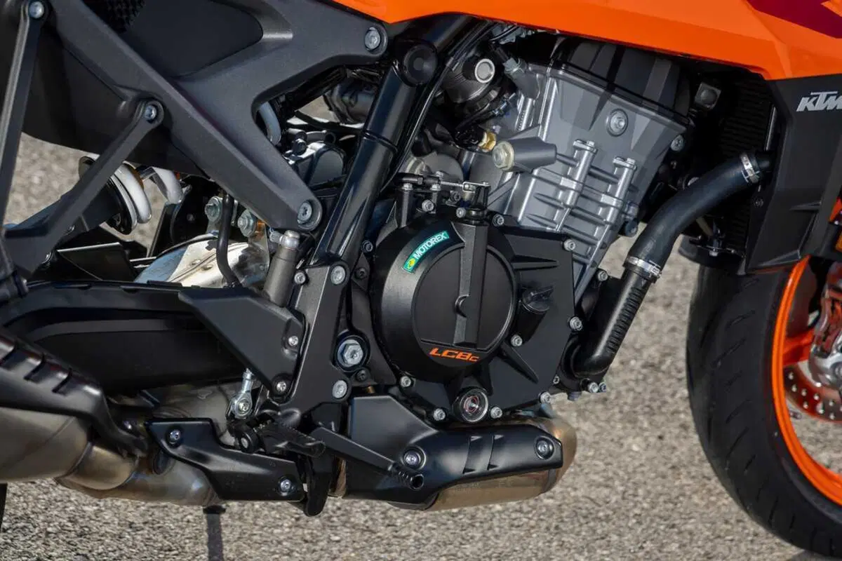 KTM DUKE 990 e DUKE 1390: THE BEAST : The Sniper and The Beast (8)
