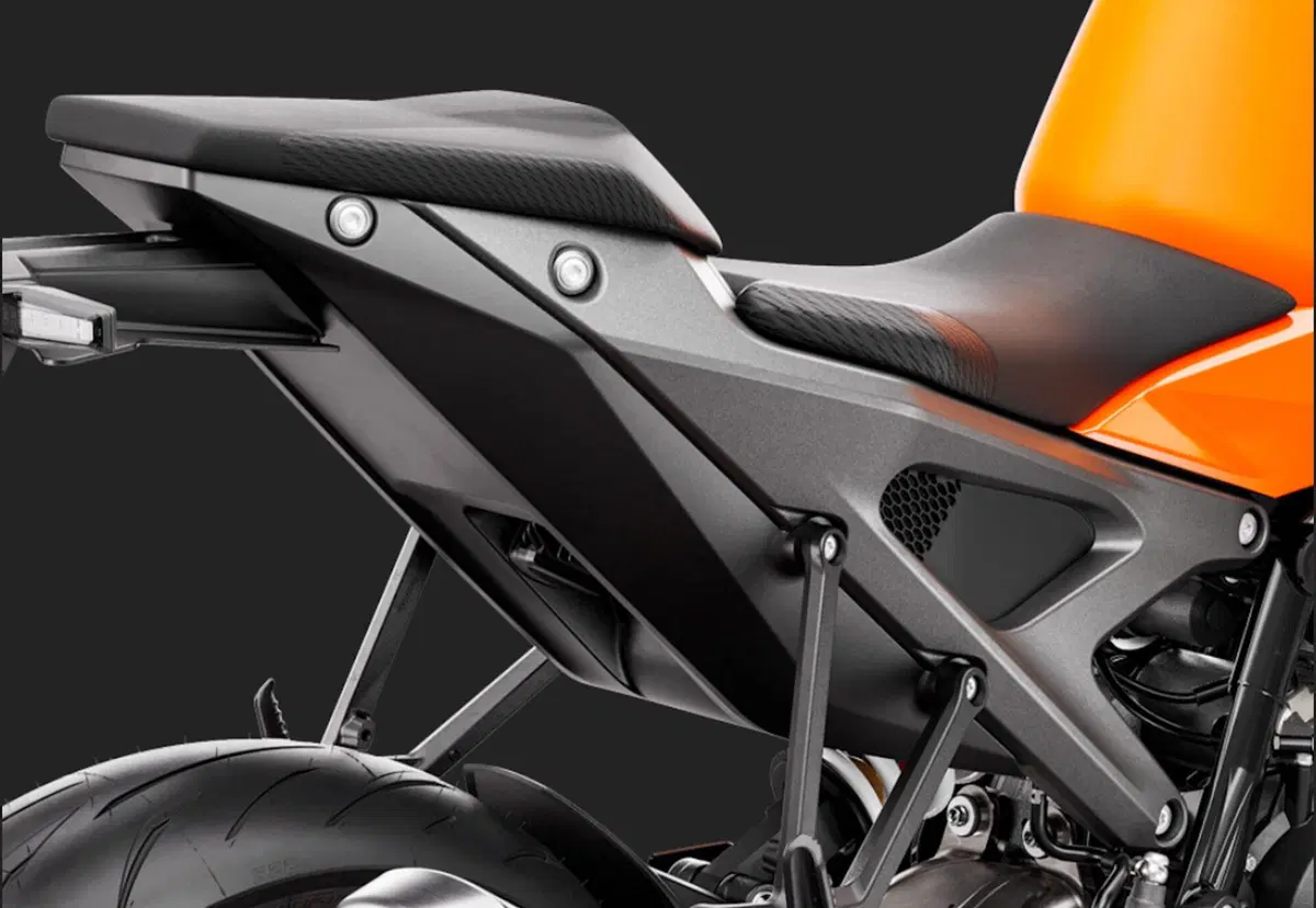 KTM DUKE 990 e DUKE 1390: THE BEAST : The Sniper and The Beast (12)