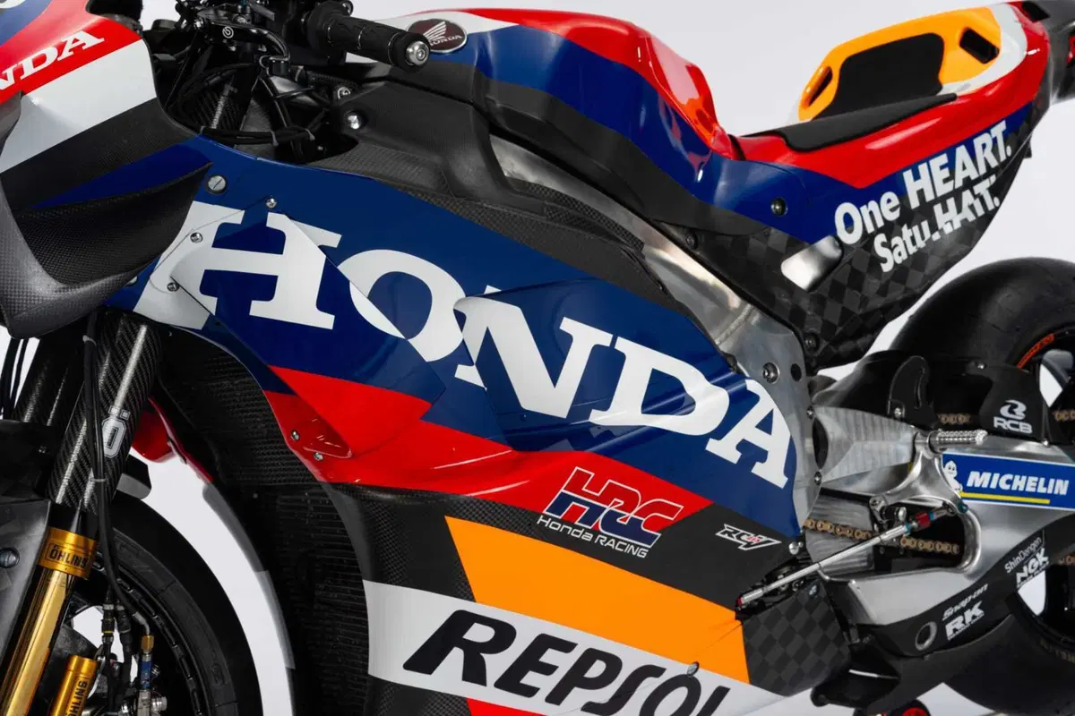 MotoGP 2023. Ecco la prima Honda D.M. di Luca Marini e Joan Mir (e c'è meno sponsor!) [GALLERY] (11)