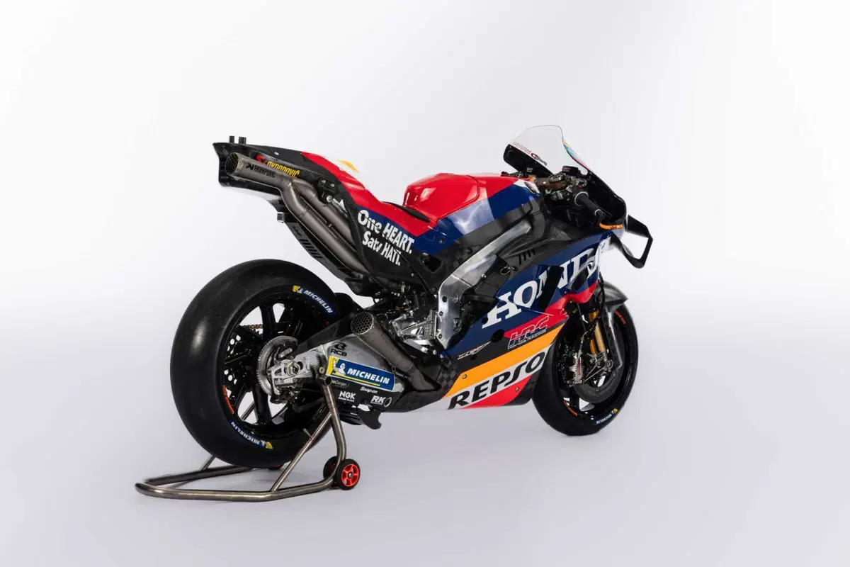 MotoGP 2023. Ecco la prima Honda D.M. di Luca Marini e Joan Mir (e c'è meno sponsor!) [GALLERY] (13)