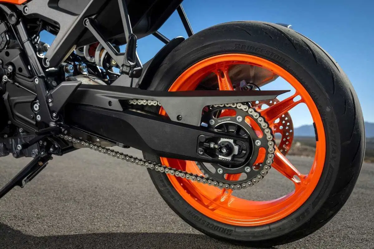 KTM DUKE 990 e SUPER DUKE 1390 R: THE BEAST : The Sniper and The Beast