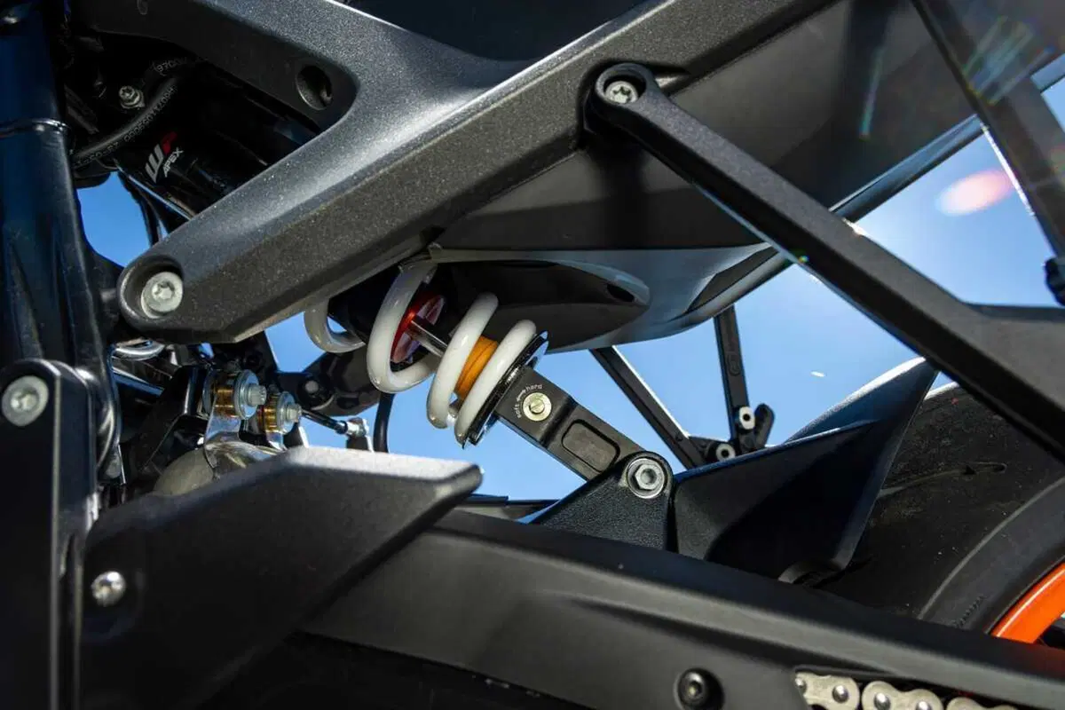 KTM DUKE 990 e SUPER DUKE 1390 R: THE BEAST : The Sniper and The Beast (2)