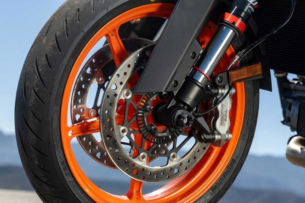 KTM DUKE 990 e SUPER DUKE 1390 R: THE BEAST : The Sniper and The Beast (5)