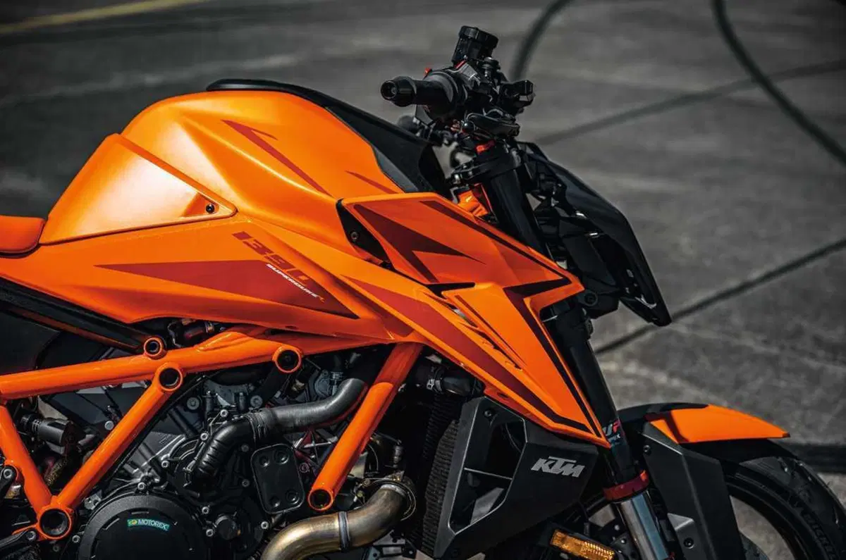 KTM DUKE 990 e SUPER DUKE 1390 R: THE BEAST : The Sniper and The Beast