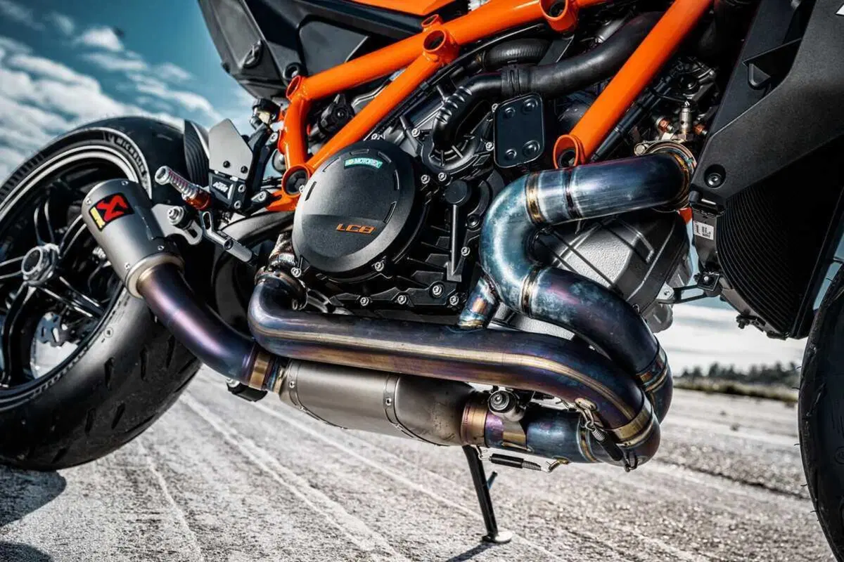 KTM DUKE 990 e SUPER DUKE 1390 R: THE BEAST : The Sniper and The Beast (2)