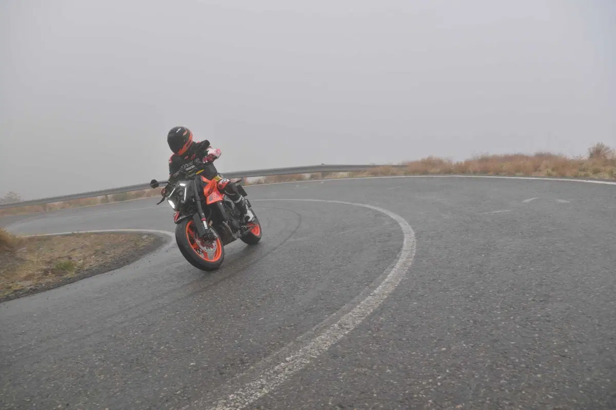 KTM DUKE 990 e SUPER DUKE 1390 R: THE BEAST : The Sniper and The Beast (2)