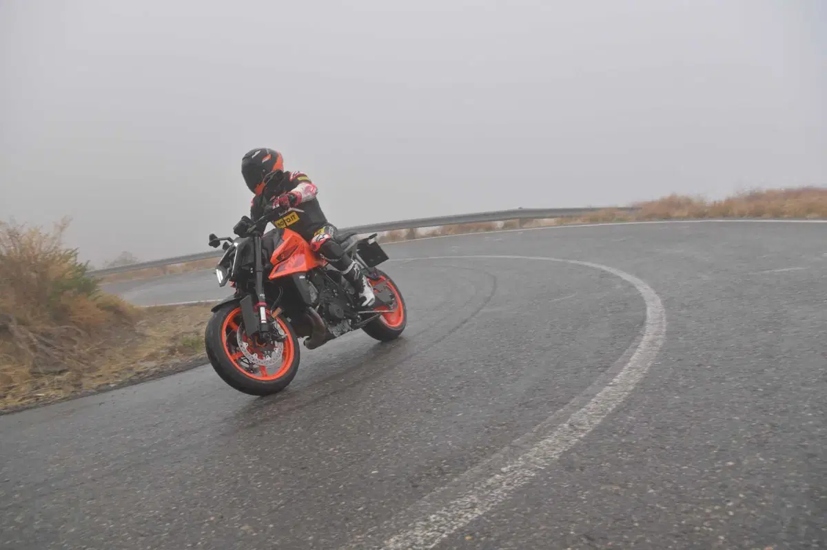 KTM DUKE 990 e SUPER DUKE 1390 R: THE BEAST : The Sniper and The Beast (3)