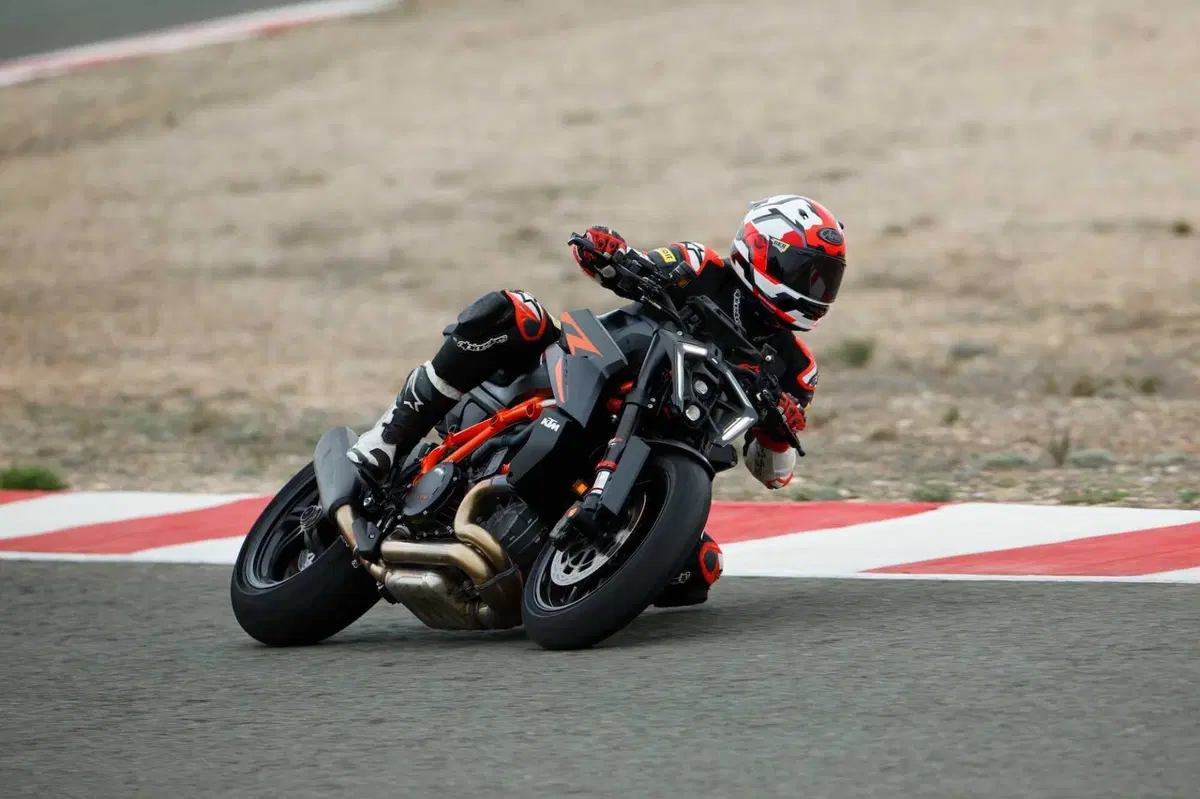 KTM DUKE 990 e SUPER DUKE 1390 R: THE BEAST : The Sniper and The Beast (2)