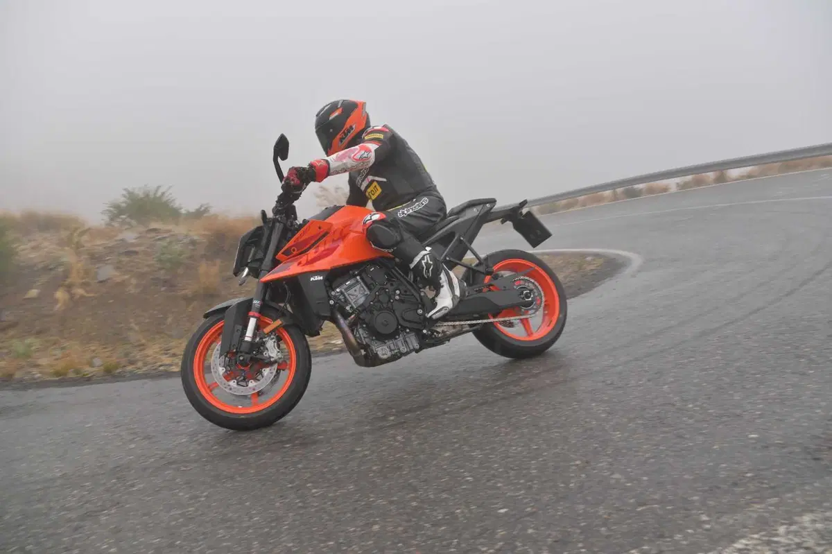 KTM DUKE 990 e DUKE 1390: THE BEAST : The Sniper and The Beast (14)