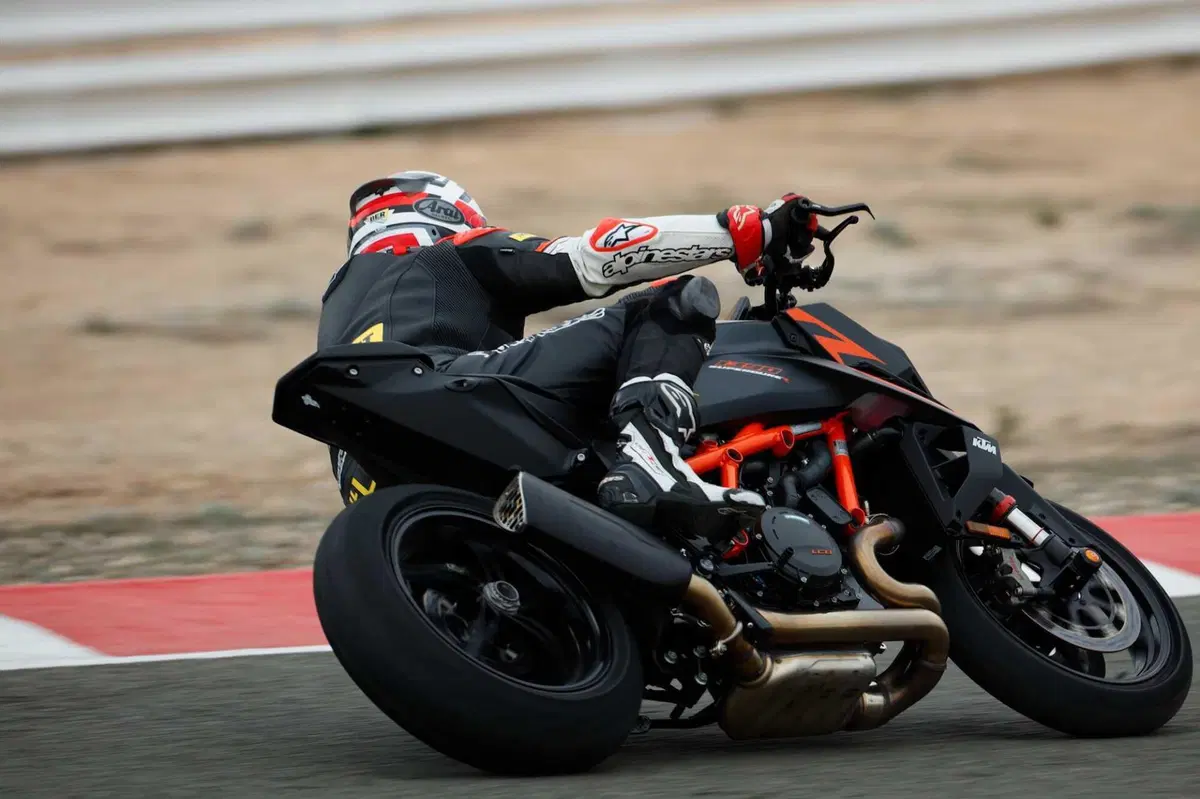 KTM DUKE 990 e DUKE 1390: THE BEAST : The Sniper and The Beast (17)