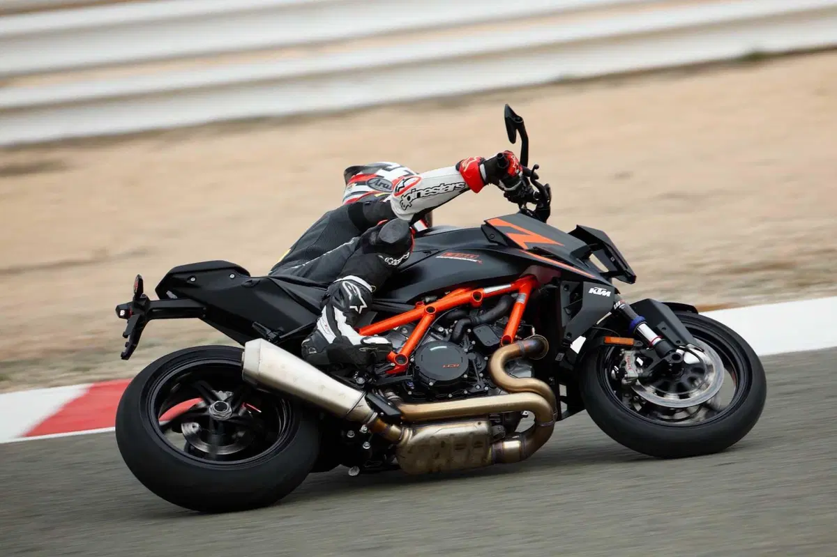 KTM DUKE 990 e DUKE 1390: THE BEAST : The Sniper and The Beast (19)