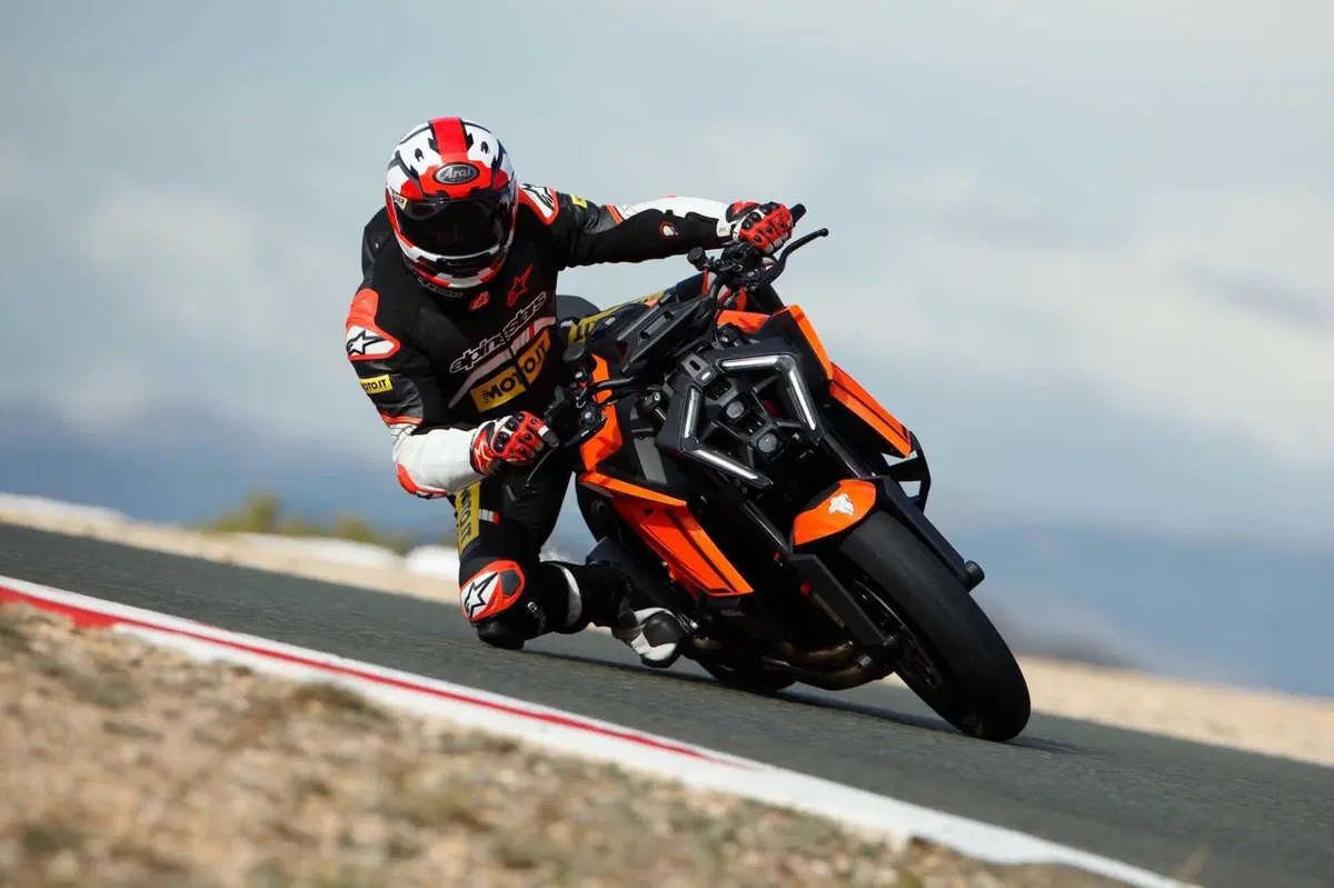 KTM DUKE 990 e DUKE 1390: THE BEAST : The Sniper and The Beast (20)