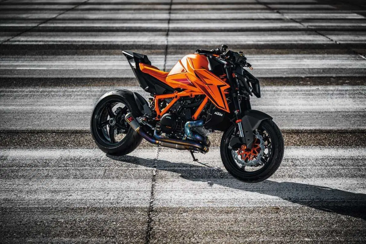 KTM DUKE 990 e DUKE 1390: THE BEAST : The Sniper and The Beast (24)