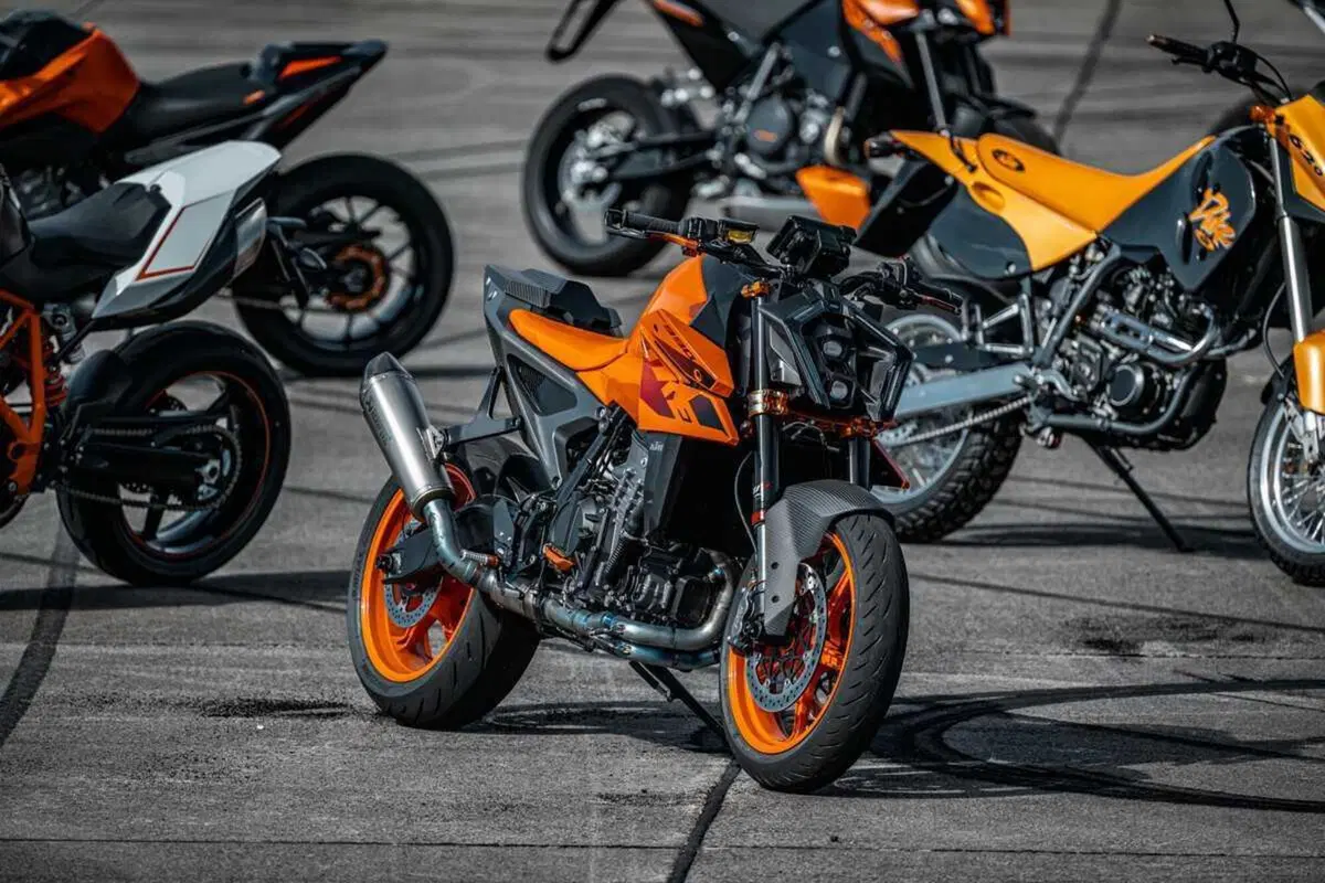 KTM DUKE 990 e DUKE 1390: THE BEAST : The Sniper and The Beast (26)