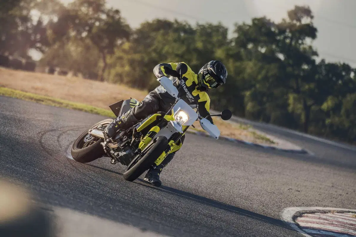 Husqvarna 701 Supermoto: divertimento senza interessi