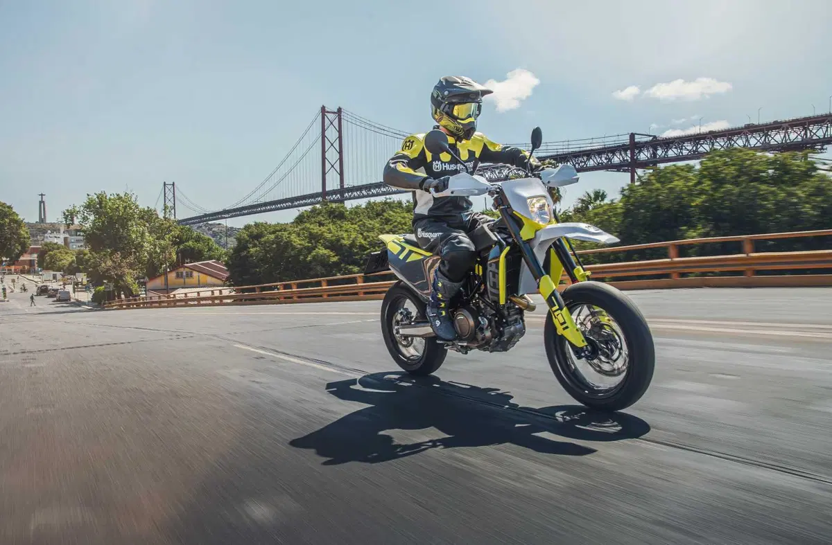 Husqvarna 701 Supermoto: divertimento senza interessi (2)