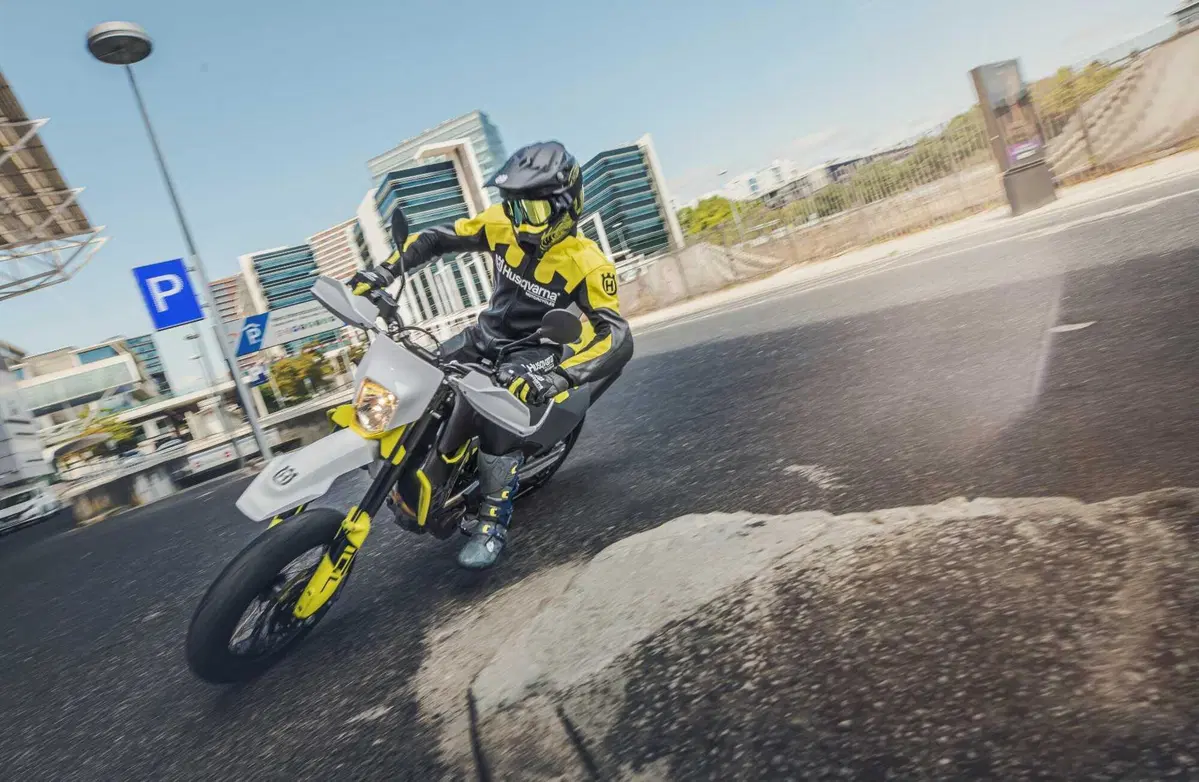 Husqvarna 701 Supermoto: divertimento senza interessi (3)