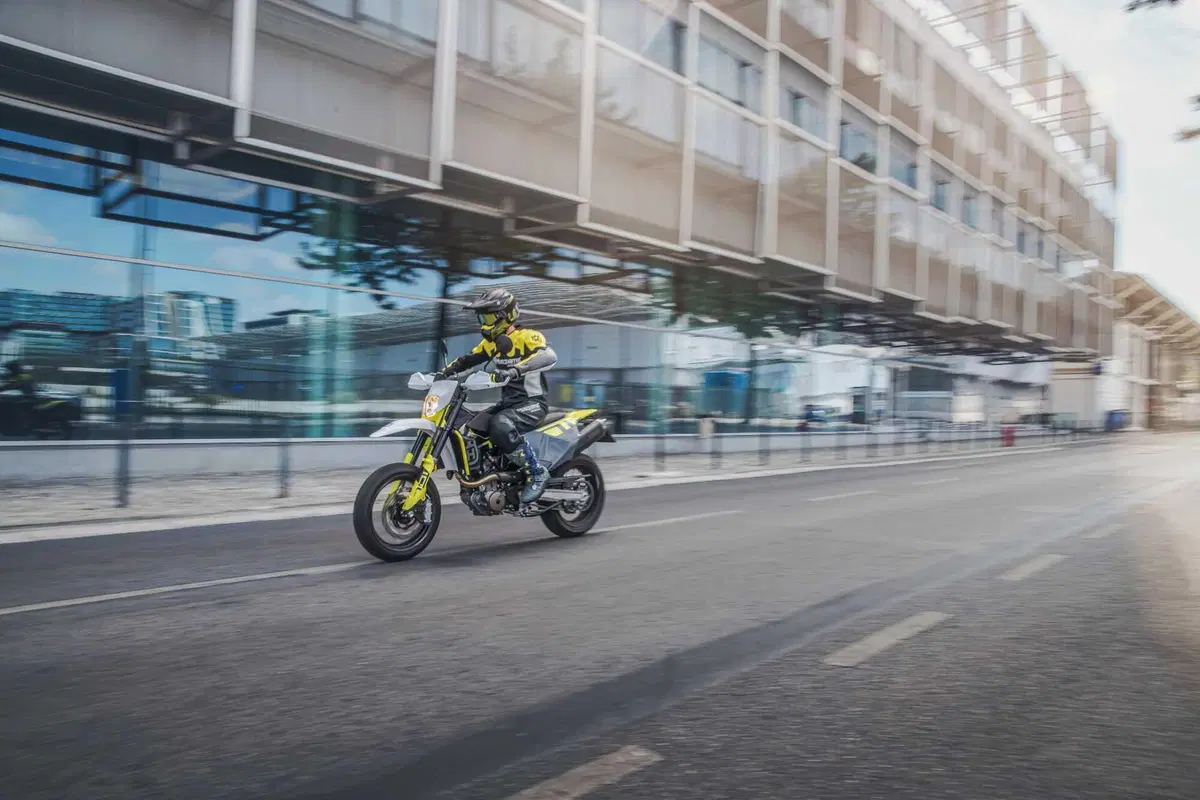 Husqvarna 701 Supermoto: divertimento senza interessi (4)