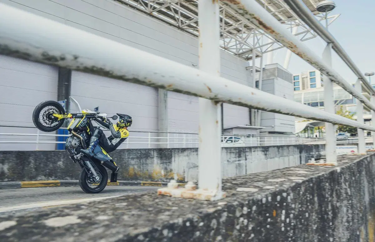 Husqvarna 701 Supermoto: divertimento senza interessi (5)
