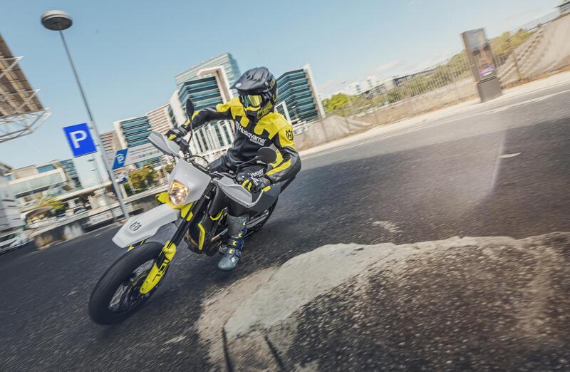 Husqvarna 701 Supermoto: divertimento senza interessi