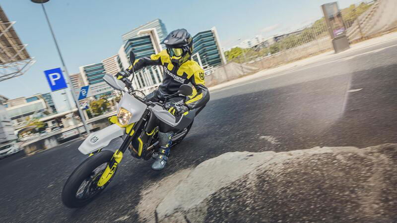 Husqvarna 701 Supermoto: divertimento senza interessi