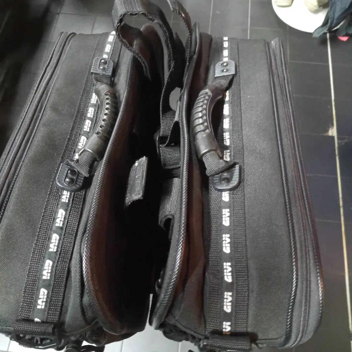Borse laterali semirigide GIVI Voyager (2)