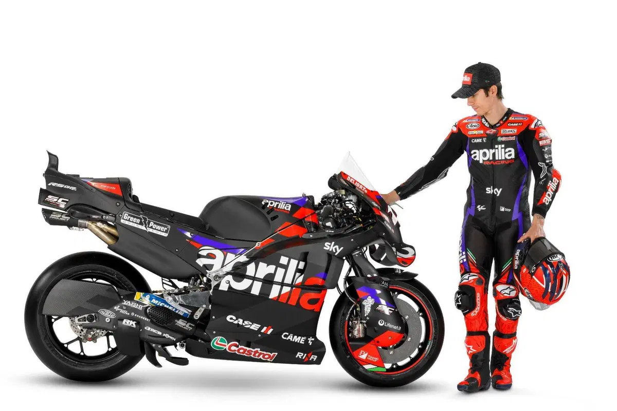 MotoGP 2024. Ecco le nuove livree dell'Aprilia RS-GP 24: ci sono delle differenze! [GALLERY e VIDEO] (18)