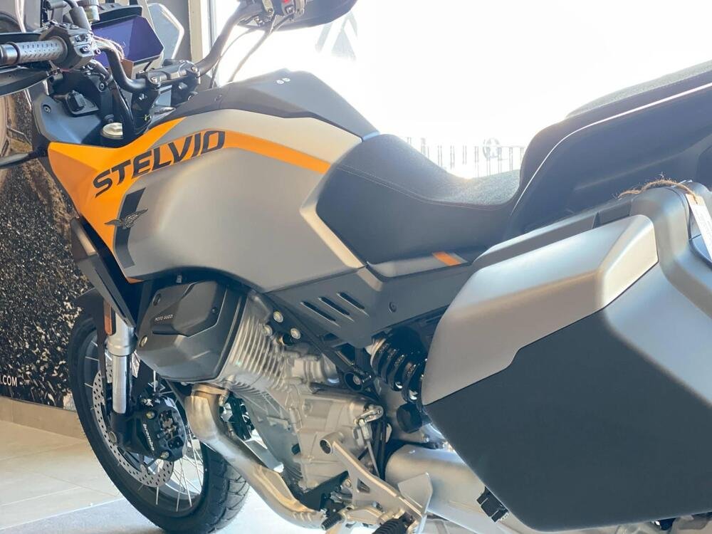 Moto Guzzi Stelvio (2024) (3)