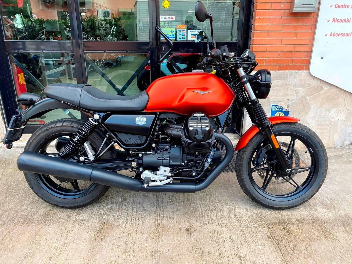 Vendo Moto Guzzi V7 Stone (2021 - 24) usata a Marino (codice 9379148) - Moto .it