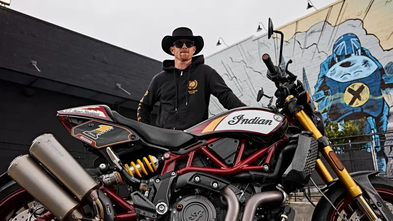Indian e Roland Sands per una FTR "Hooligan" che cita il MotoAmerica