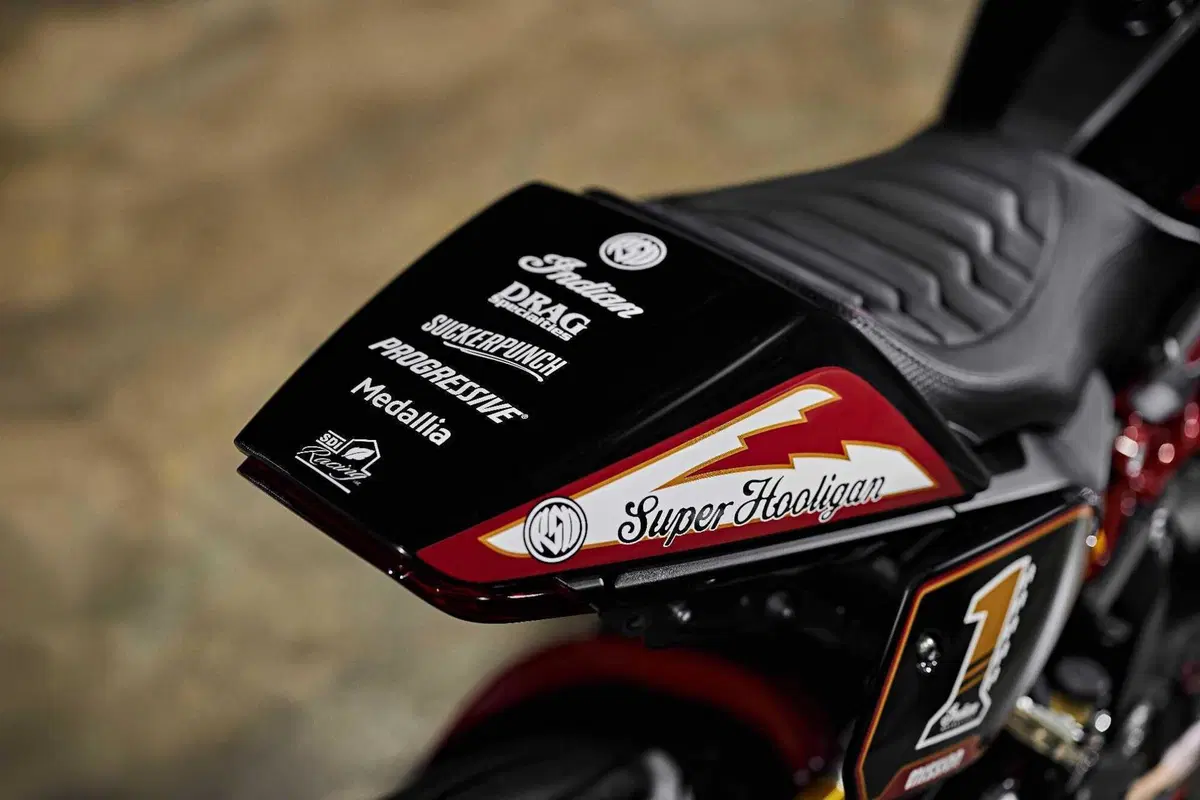 Indian e Roland Sands per una FTR "Hoolingan" che cita il MotoAmerica (2)