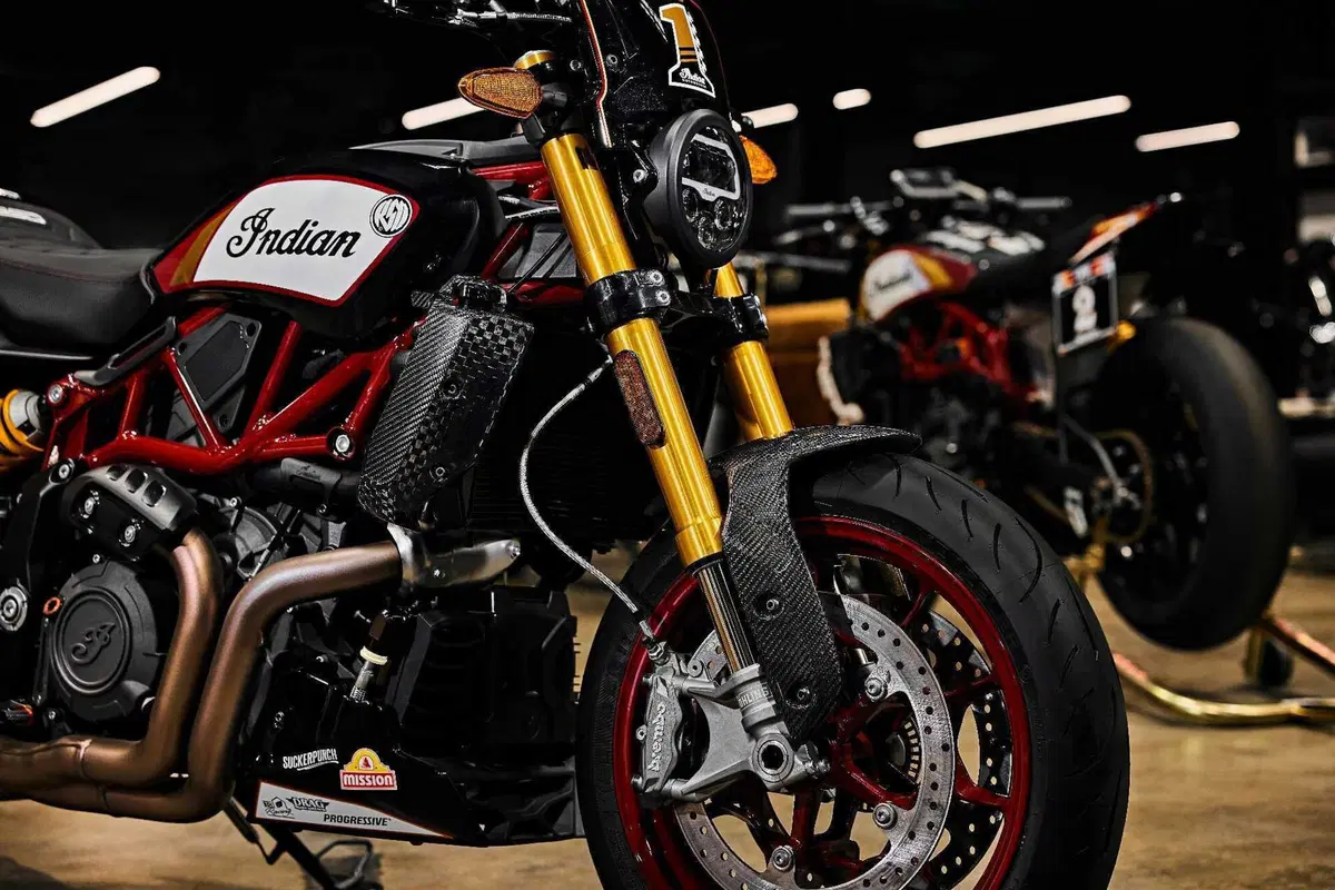 Indian e Roland Sands per una FTR "Hoolingan" che cita il MotoAmerica (9)