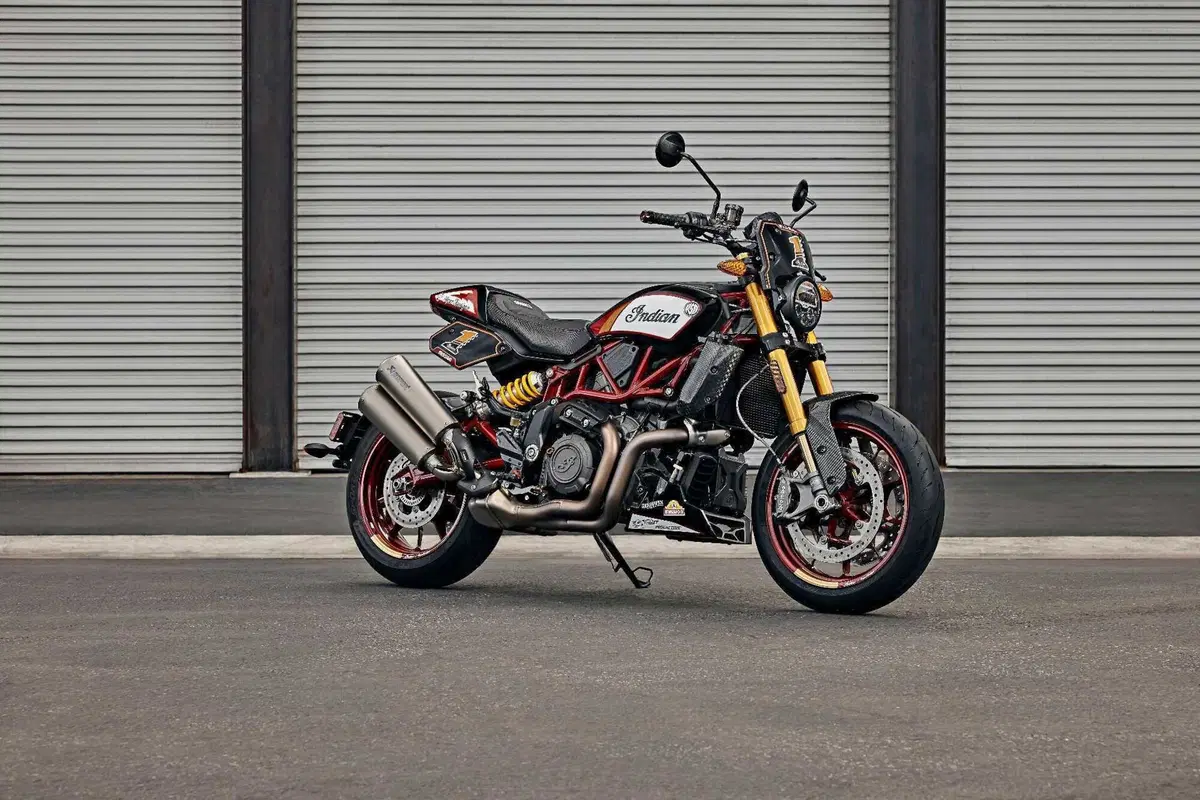 Indian e Roland Sands per una FTR "Hoolingan" che cita il MotoAmerica (9)