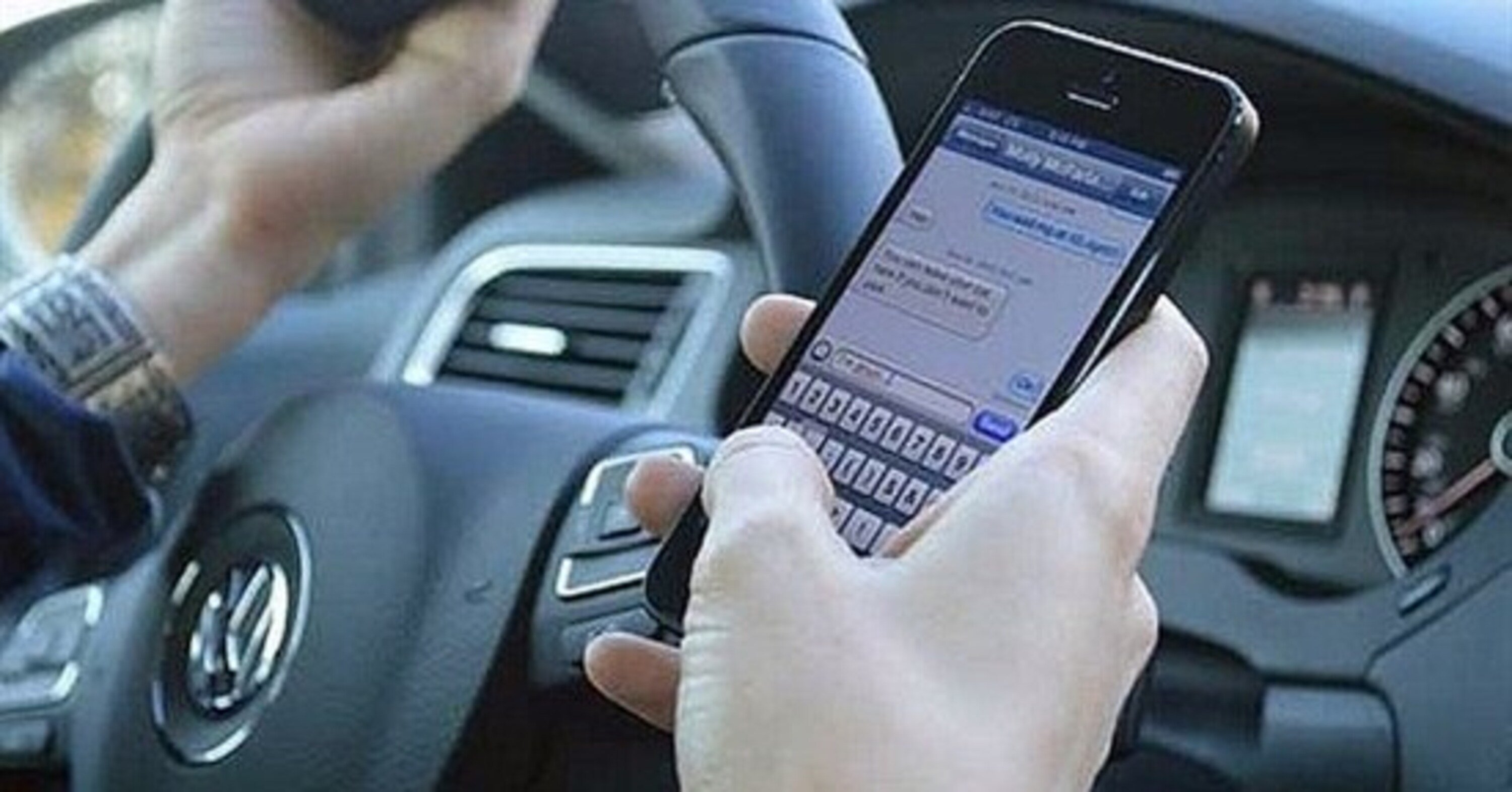 Sospensione della patente per chi guida con il cellulare, ecco cosa cambia