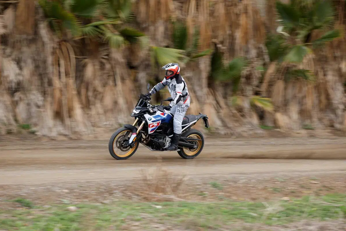 BMW F 900 GS TEST: come va la nuova adventure su strada e in fuoristrada. Pro e contro! [VIDEO E GALLERY] (2)