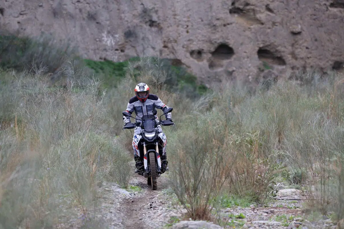 BMW F 900 GS TEST: come va la nuova adventure su strada e in fuoristrada. Pro e contro! [VIDEO E GALLERY] (17)