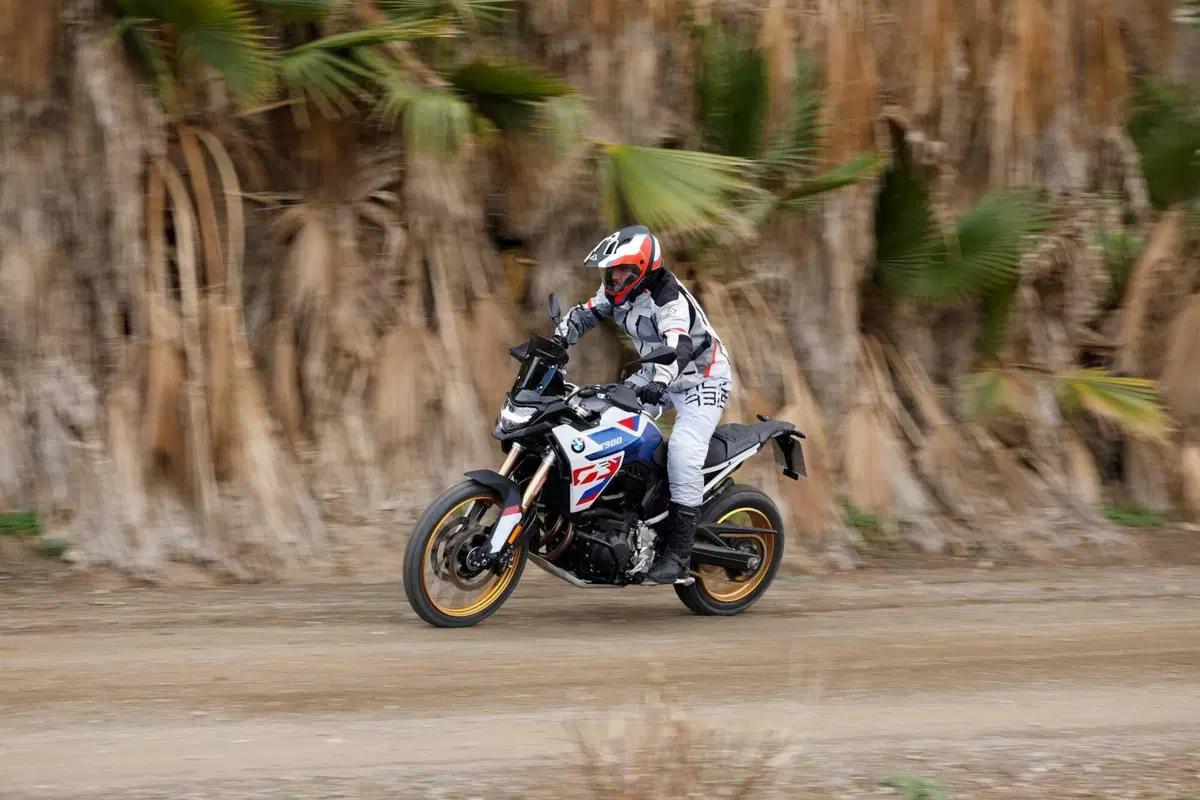 BMW F 900 GS TEST: come va la nuova adventure su strada e in fuoristrada. Pro e contro! [VIDEO E GALLERY]