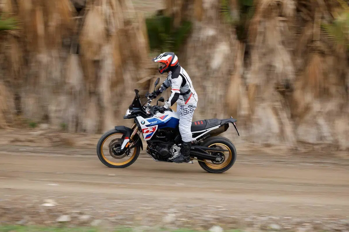 BMW F 900 GS TEST: come va la nuova adventure su strada e in fuoristrada. Pro e contro! [VIDEO E GALLERY] (3)