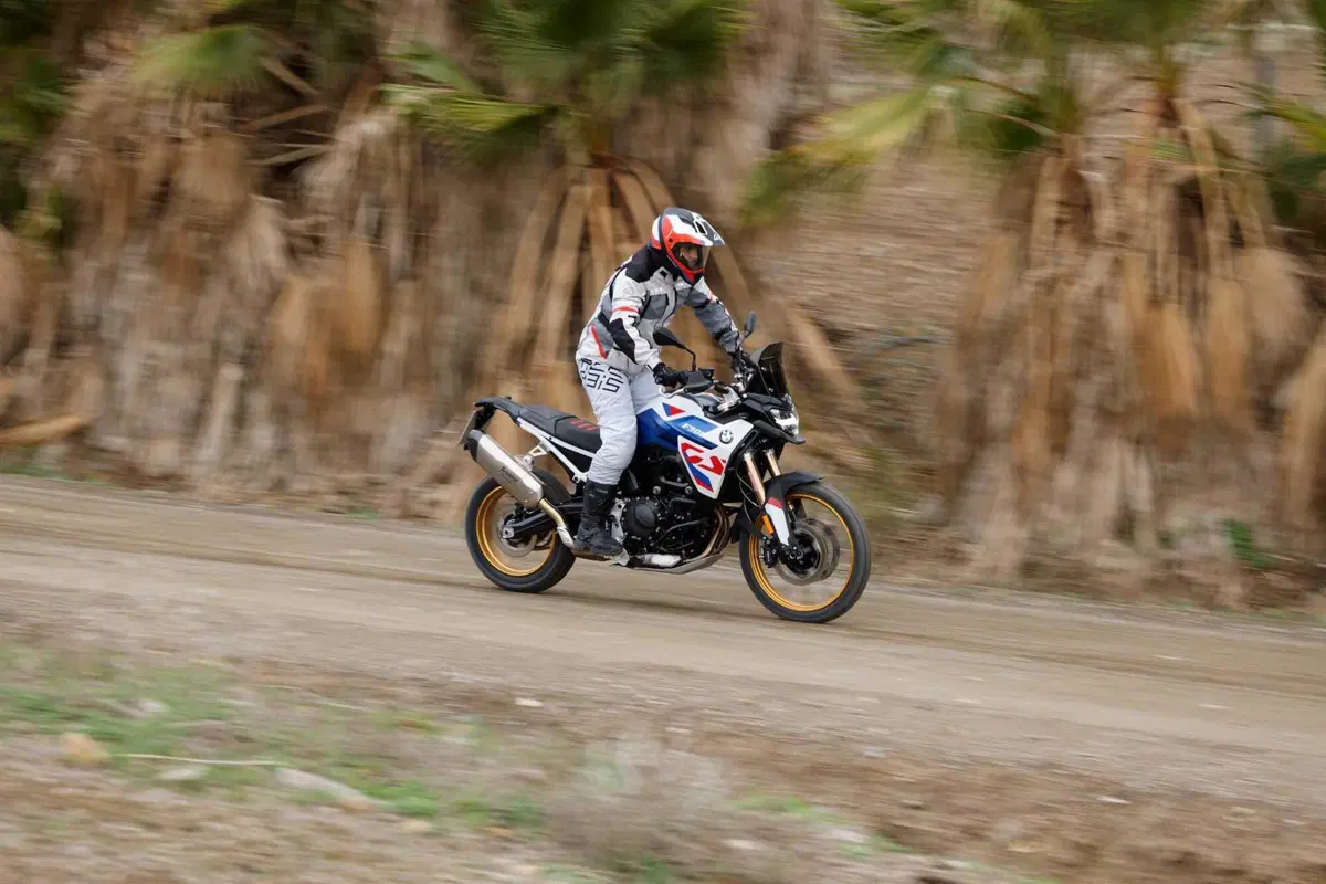 BMW F 900 GS TEST: come va la nuova adventure su strada e in fuoristrada. Pro e contro! [VIDEO E GALLERY] (9)