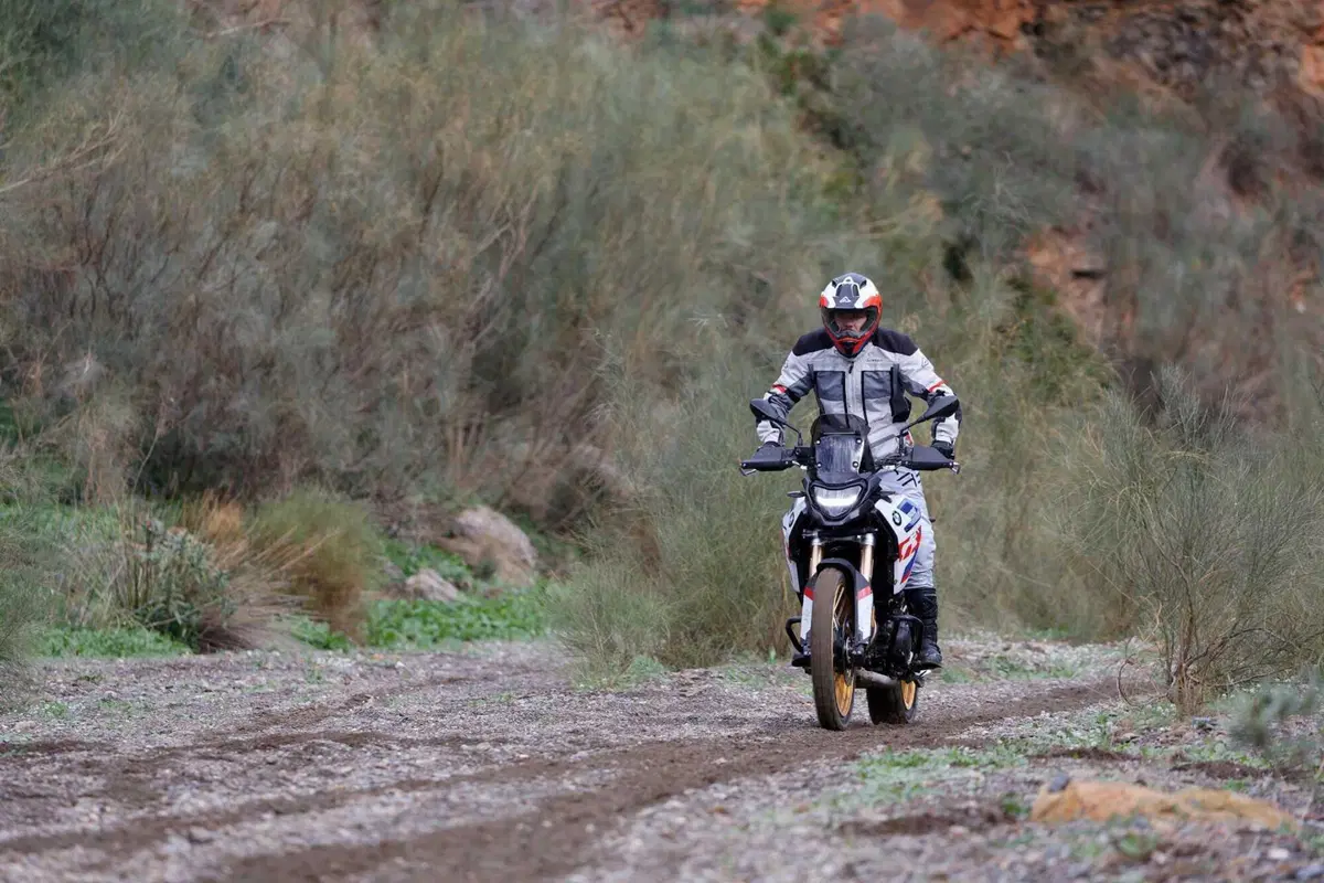 BMW F 900 GS TEST: come va la nuova adventure su strada e in fuoristrada. Pro e contro! [VIDEO E GALLERY] (11)
