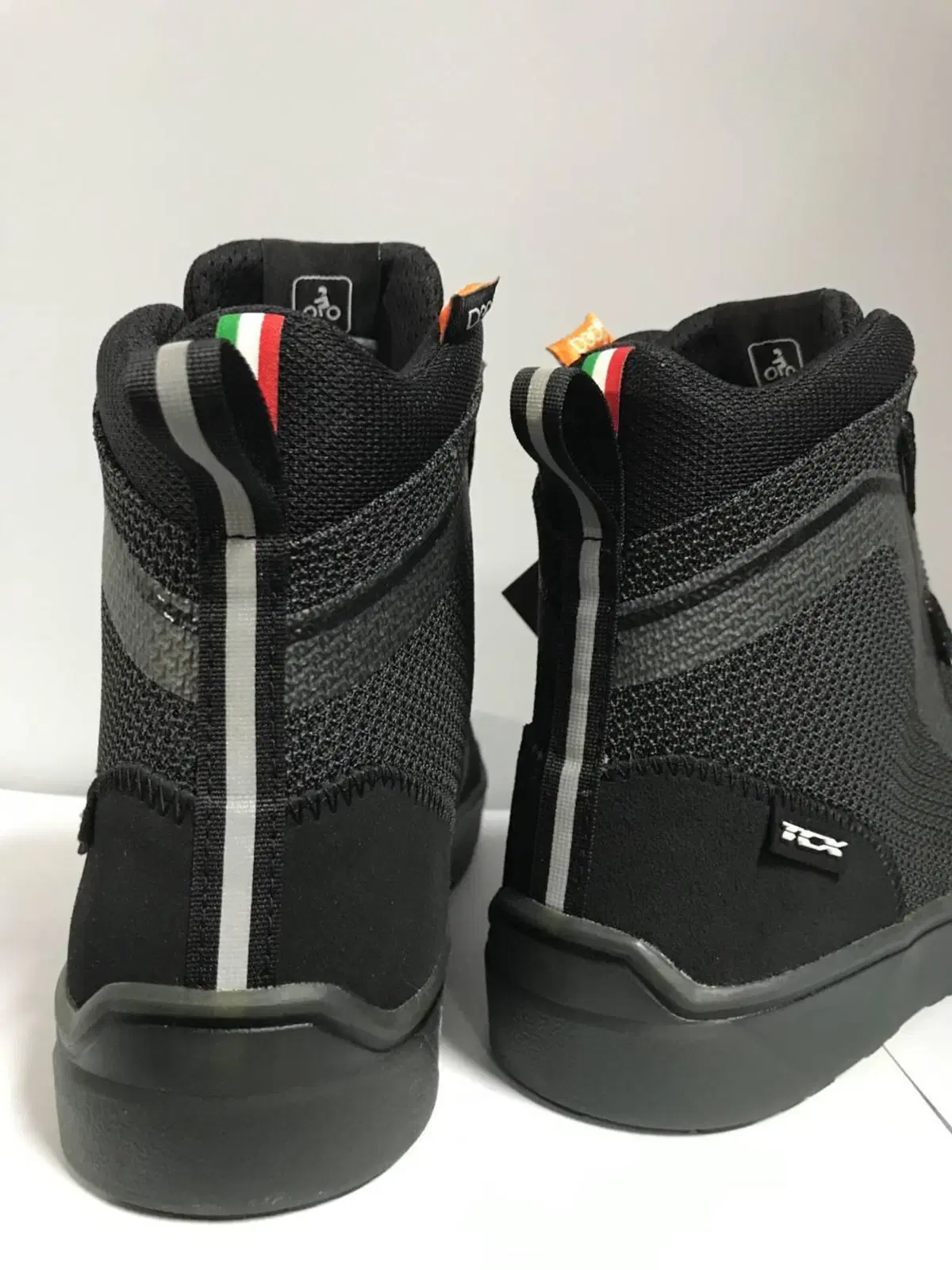 IKASU AIR - BLACK Tcx focus on boots (2)